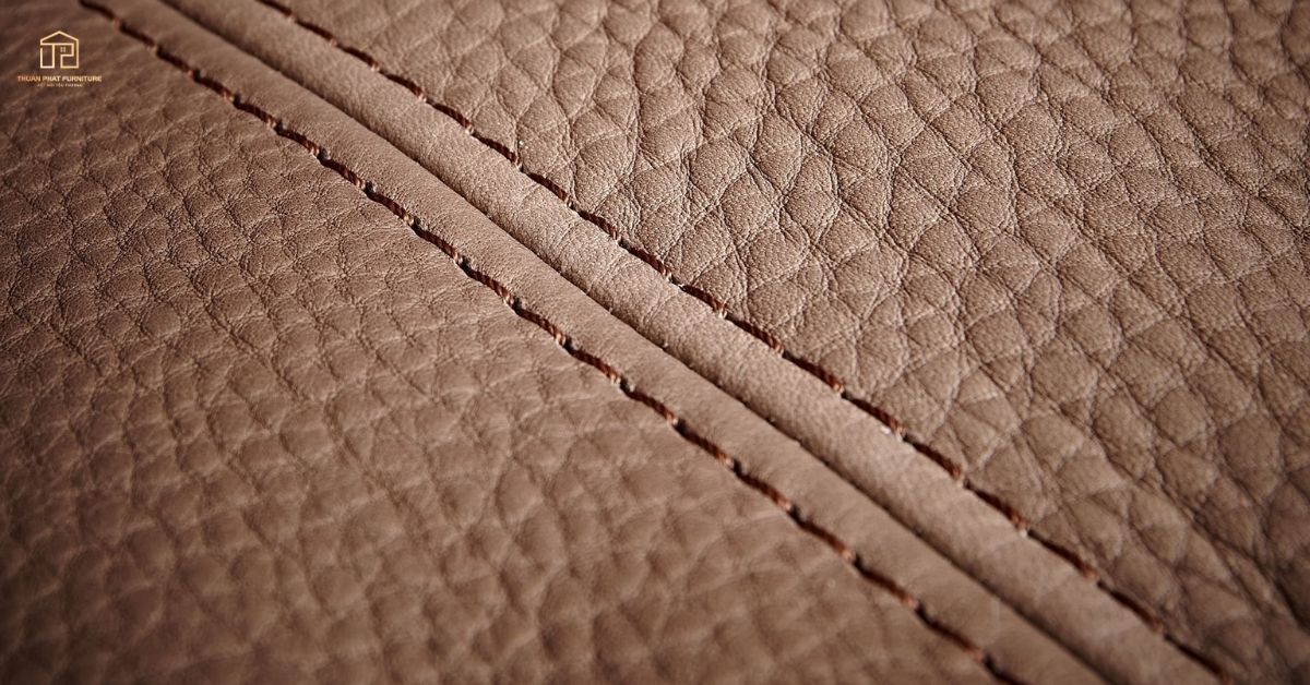 duong-may-chi-tinh-xao-tren-sofa-da-that